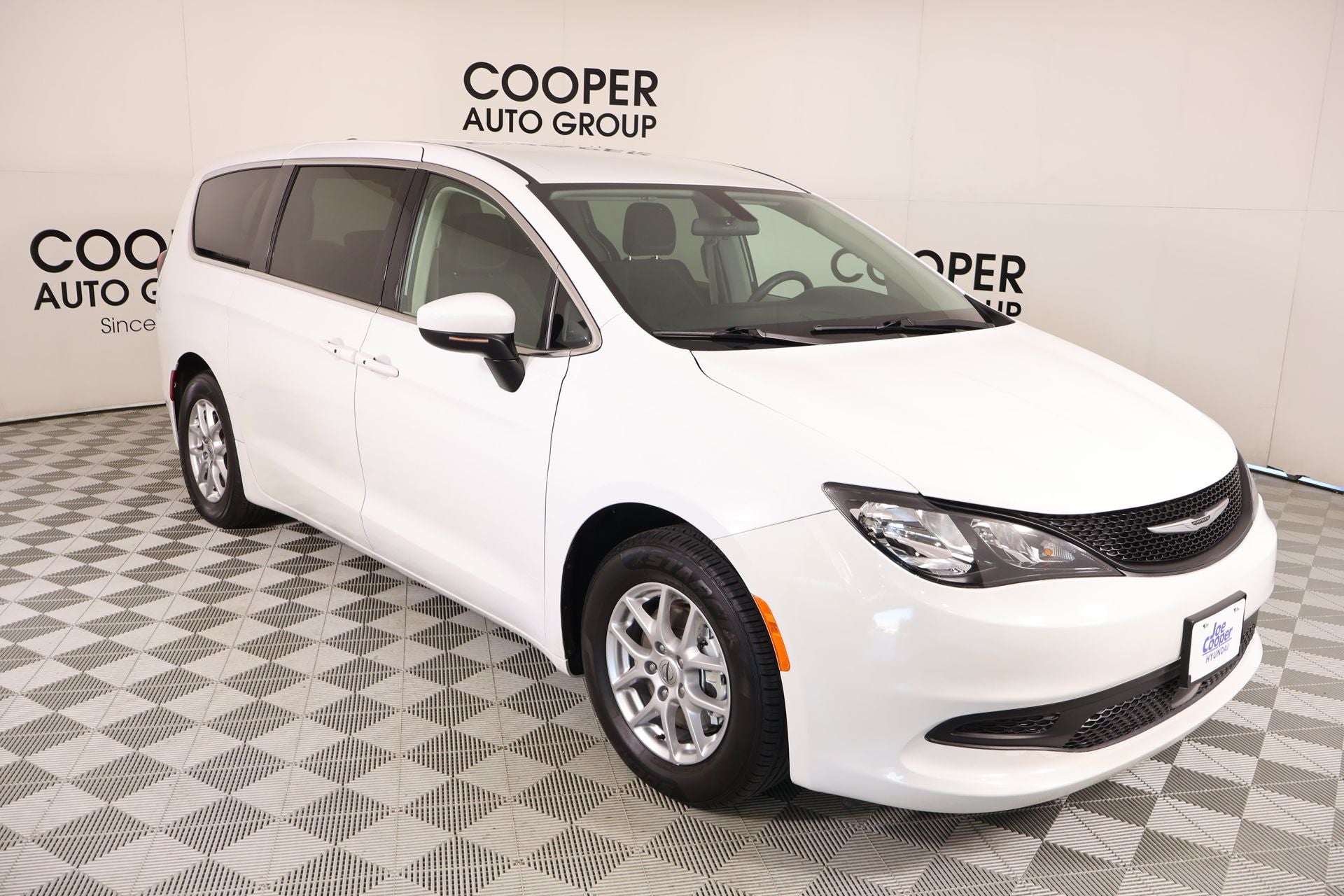 2022 Chrysler Voyager LX