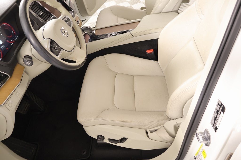 2022 Volvo XC90 T5 Momentum