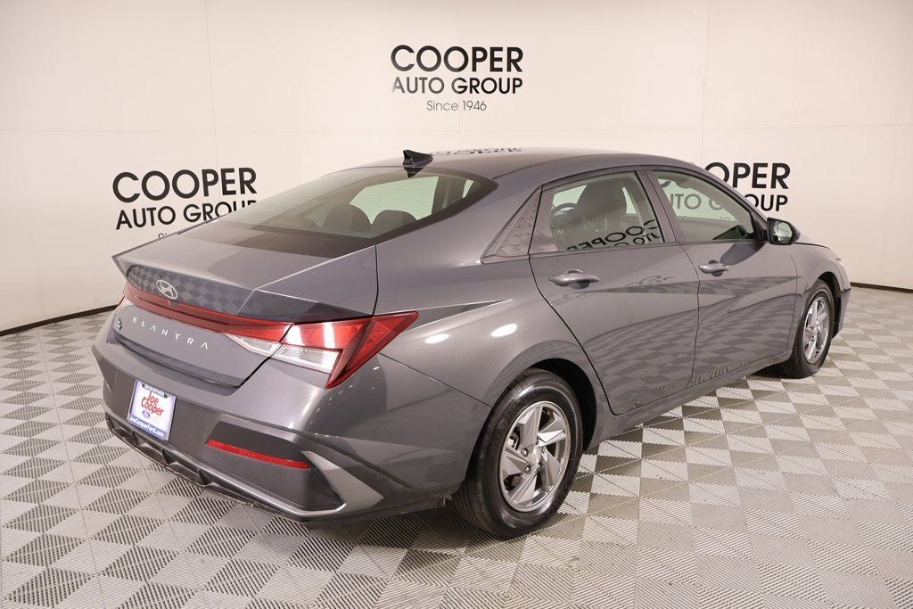 2024 Hyundai Elantra SE